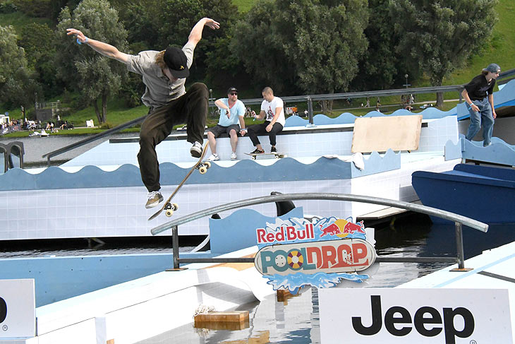 schwimmende Skatepark des Red Bull Pool Drop bei Munich Mash (&copy;Foto: Ingrid Grossmann)